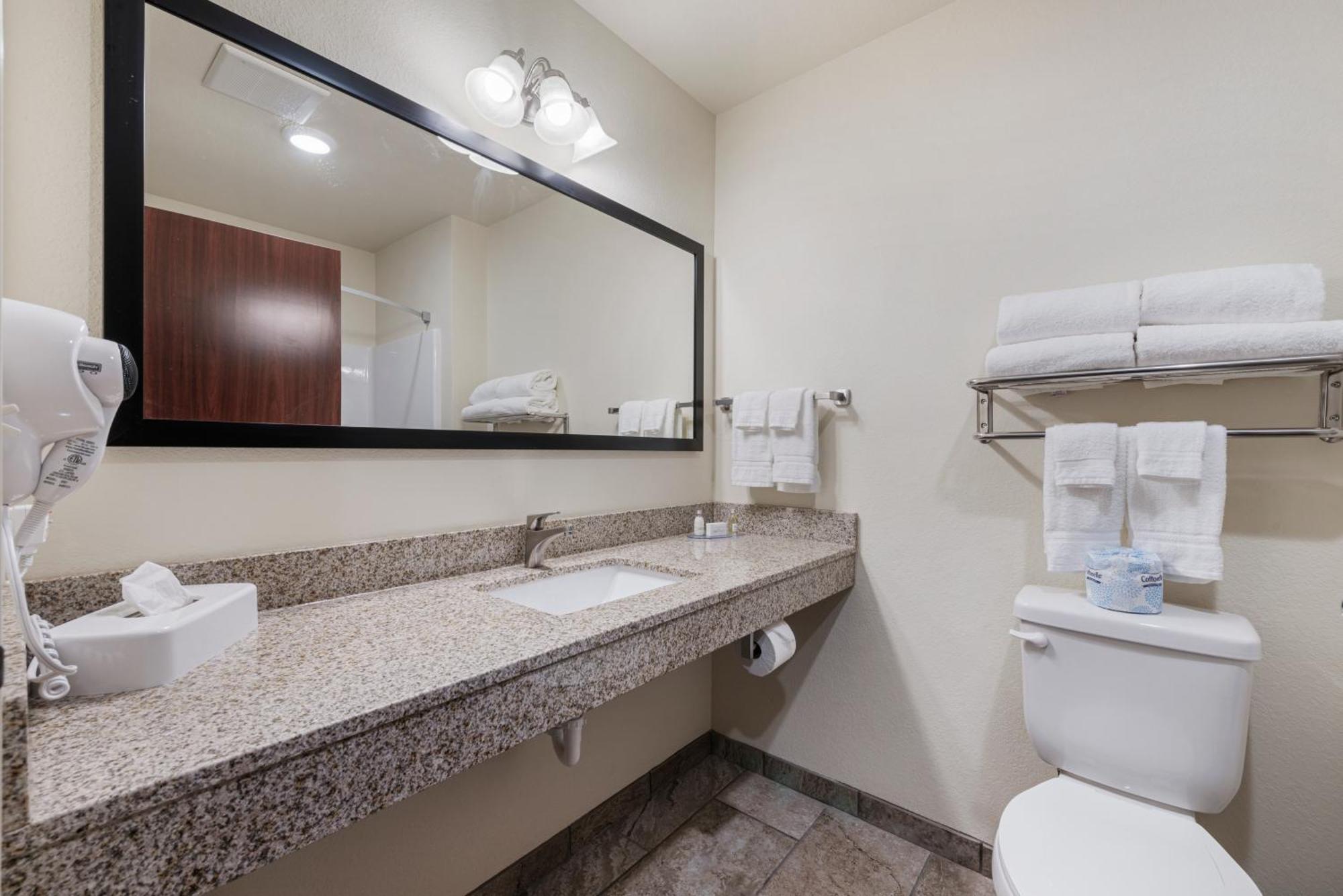 Cobblestone Hotel & Suites - Bellefontaine Esterno foto