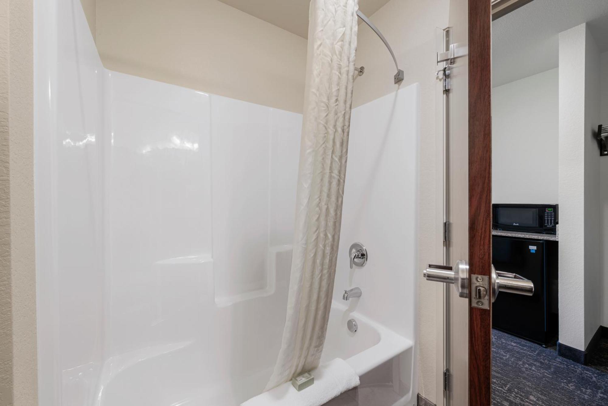 Cobblestone Hotel & Suites - Bellefontaine Esterno foto