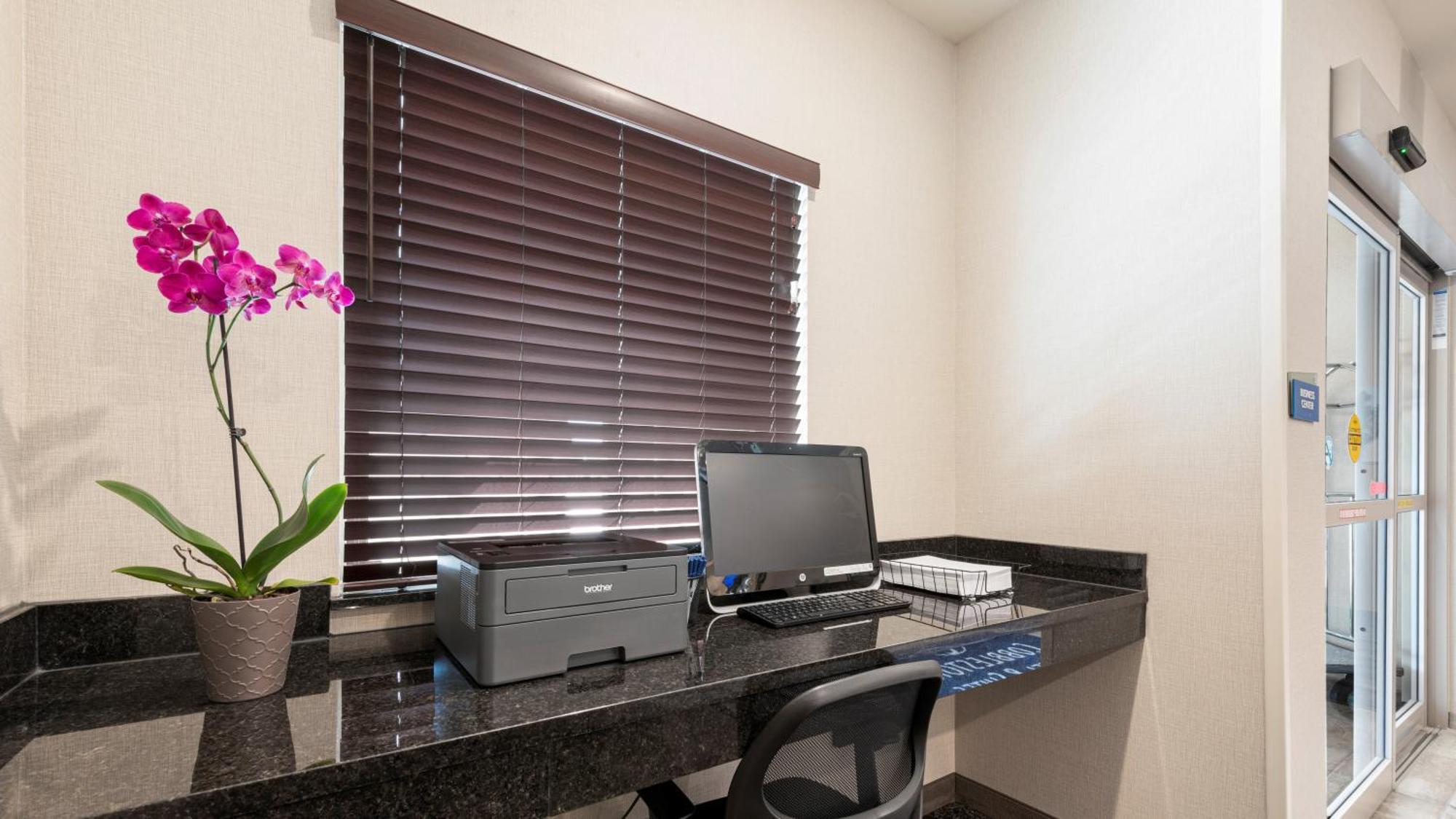 Cobblestone Hotel & Suites - Bellefontaine Esterno foto