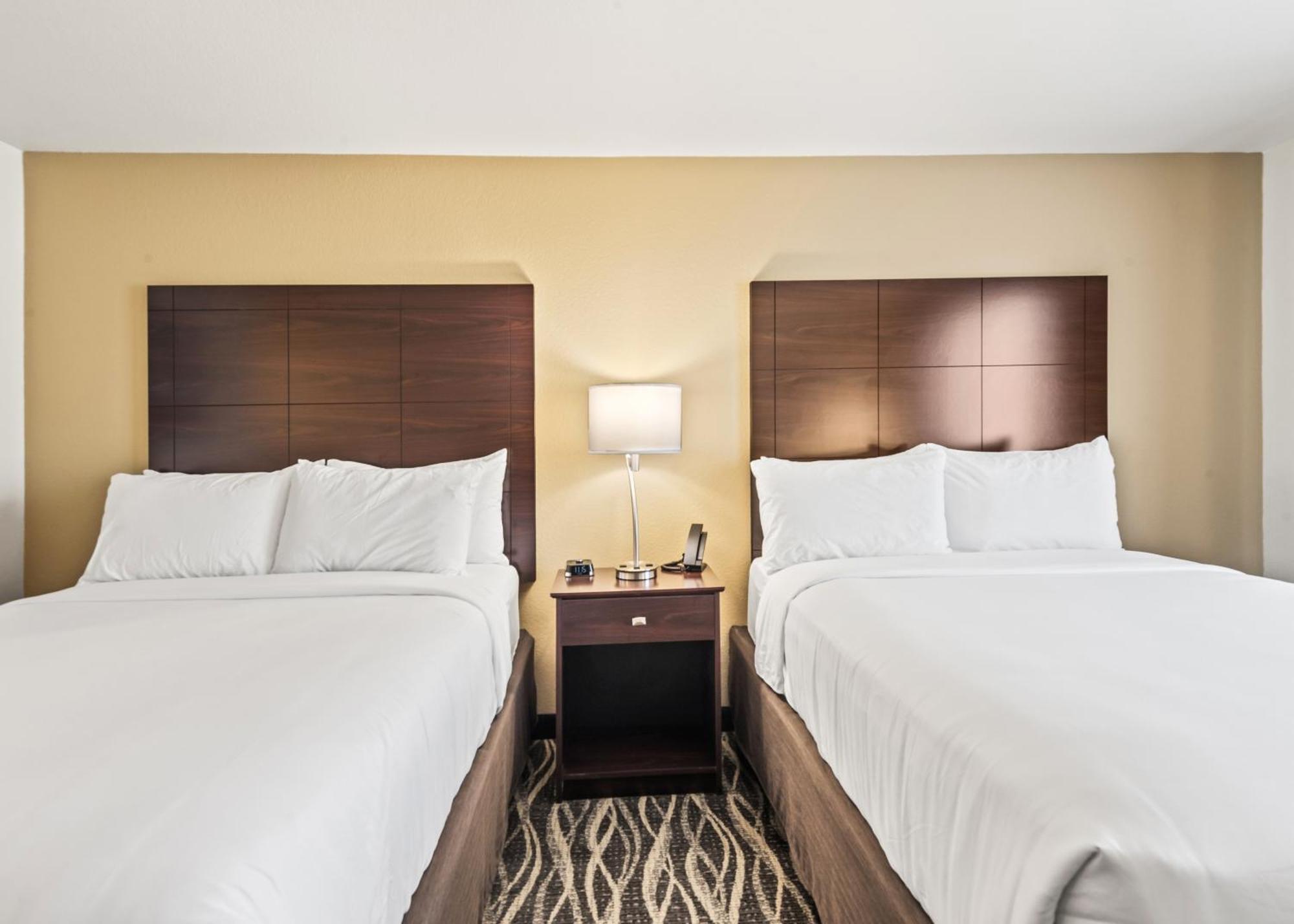 Cobblestone Hotel & Suites - Bellefontaine Esterno foto